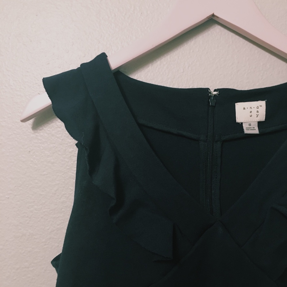 NAVY BLUE FITTED DRESS WITH NECKLINE DETAILING.